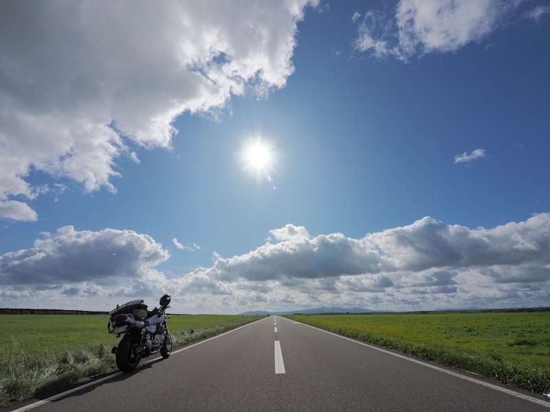 バイク乗りで北海道をバイク旅したことないって何ていうか、“浅い”ンだよな....→「○○○○縦断してからいえ！」