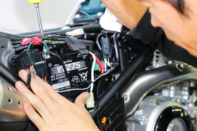 バイクのバッテリー上がり対策！やってはいけないこと&防止策を解説！