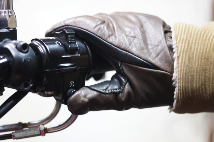 バイクのセルモーターからカチカチという音がしてエンジンがかからない！