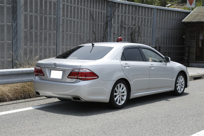 覆面パトカーの特徴って？？→〇〇〇〇なセダン