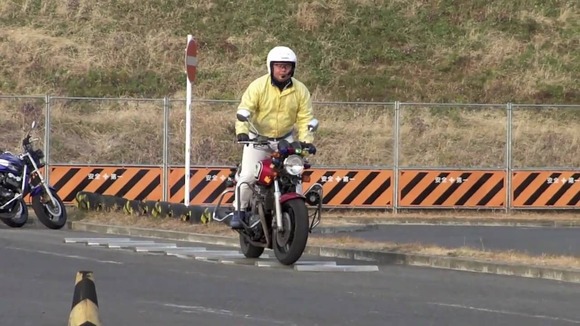 2輪教習「バイク重いです」「下手したら死にます」「体力勝負です」