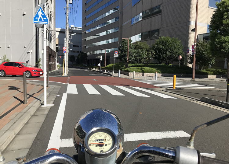 バイクガチ勢に聞きたいことがあるんだけど…右折って何速？？