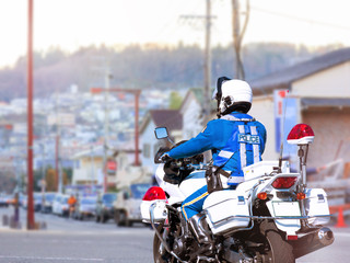 【悲報】新成人さん、白バイと熱いカーチェイスを繰り広げるww→しかし予想外の○○登場で話題持っていかれる！？