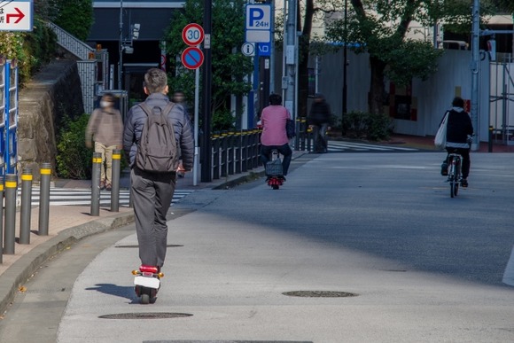 「電動キックスケーター」時速20キロ以下は運転免許不要に　時速6キロ以下は歩道走行可能　7月から ★4  [鬼瓦権蔵★]