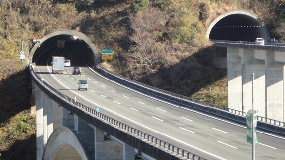 【朗報】高速道路無償化へ→但し2○○○年から…！？