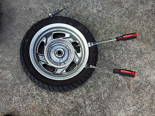 自分でバイクのタイヤ交換したけど後悔してる