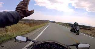 バイクに乗ってたら対向車のバイク集団に〇〇されたんだけどどうすればよかったん?