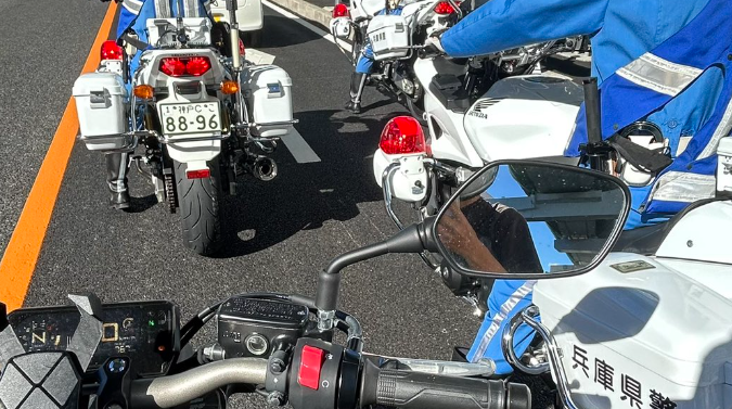 【バイク】バイク乗りさん、白バイに囲まれるｗｗ